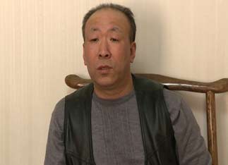 2003��4�£������˾����������˫˫Ⱦ�ϡ��ǵ䡱������������䣬������ǵ�ֻ�д�����һС����ɫ��ҽ����Ա��ְ���𣬽������Σ�����������ڿ����߳�������Ȼ�������ǵ䡱�Ѿ���Ϊ����������ɢ��ȥ����Ӱ�������Ŵ治��������ʴ�����ǵ����壬����������ƫ����������������ǵ��ġ����ھӿ������ǻ����ˣ��������ˣ���������һ���������ǡ����������Ц�� ���Ҫ������������ϲ���Ի��������ռ����������ÿ����������ù�ɼ��ˡ������о�����һ�����飬���վͻ��벻�����ˡ����ӱ���ʵ����ͷ�����ǵ���������һ���ɫ����������״̬������Ů�Ľ���������ת�䡣���ܹ����ſ�����Ůһ����س��󣬾������������Ҹ�������һ�߲���������һ�߶Լ���˵�� 