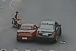 �粥��6��21�գ����ӽ�ͷ����  ���۱���׷��ײ