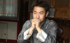 ���s���W�c���s�A�X�ͩ�_�ʡC2003�~�i�J�_�ʹq���x�A����`�إD���H�A���Z�D���L�m�|������n�B�m�o�̬O�_�ʡn�B�m�ͬ�2013�n�B�m�_�ʸܸܥ_�ʡn���`�ءC�X�����y�m���s��_�ʡn�C����_�ʼs���q����|�{�o���u�q���B�s��ȴ姽�{�o���u�q�D���H���M����٬F���{�o���D���H���B2011�~��_�ʹq���x�Q�ΥD���H