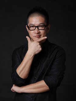马丁好声音:放权这个事情,一旦你有了权力,再放出手去那是很难受的。简政放权和依法治国,或者说依法反腐倡廉,必须绑在一块,要不然前者很难落实,后者也很难体现。
马丁:著名主持人、资深媒体评论员,中央人民广播电台特约新闻评论员。2011年荣获《中国电视榜》最受欢迎电视人物奖。被媒体称为“油锅型”主持人。以犀利毒舌轧出水分,去伪存真。他是《职来职往》里一针见血的职场毒舌,《深度观察》中观点鲜明的愤怒青年,《爱情保卫战》内关爱女性的铁血战士。