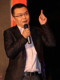 石述思好声音:权力不能任性这样的说法,如果用一个简单的话去说出它在经济领域的核心,那就是简政放权,回归市场。这个网络热词背后,一方面证明这届政府,首先非常神准。第二个说明,我们的领导很接地气,很与时俱进。第三,也是一个亲民的标志。
石述思:资深媒体人,毕业于中国人民大学新闻系,现担任《工人日报》社会周刊编辑部主任。石述思曾参与策划过多家电视台的热门节目,如央视的《艺术人生》、《经济半小时》,东方卫视的《头脑风暴》等,著有社会经济评论畅销书《石述思说中国》《中国各阶层财富报告》、《实话石说》、《一个社会的悲伤和勇气》。