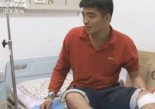 千钧一发 小伙与奶奶成功脱险