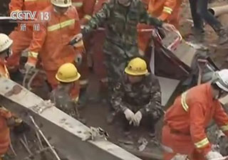 破拆房屋 进入被埋房屋展开救援