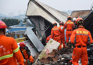 滑坡体厚度大含水量高 搜救困难重重