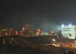 上百台挖掘机清理倒塌建筑