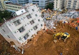 记者航拍滑坡灾害救援现场