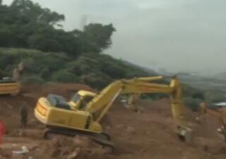 深圳滑坡灾害救援进行时——记者探访山脚掩埋建筑较深区域