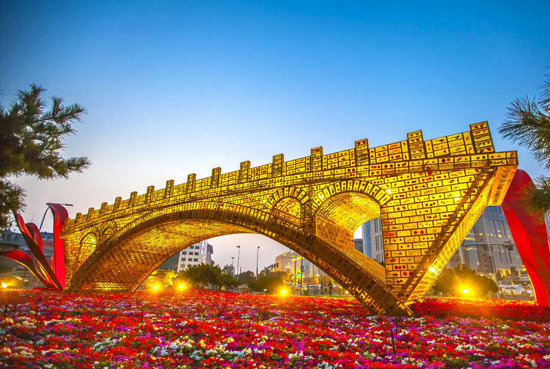 大型雕塑《絲路金橋》（資料圖片）