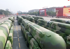东风-41核导弹方队接受检阅
