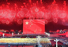 庆祝新中国成立70周年联欢活动：巨幅国旗冉冉升起