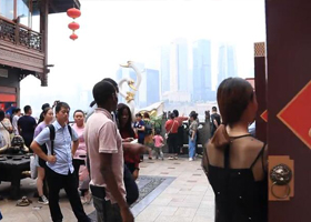 重慶站“幸福時光任意門”，眾多游客體驗互動