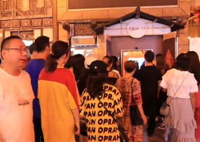 重慶站“幸福時光任意門”，游客排隊體驗活動