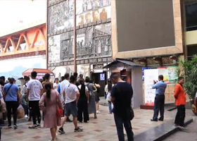 重慶站“幸福時光任意門”，游客參與拍照