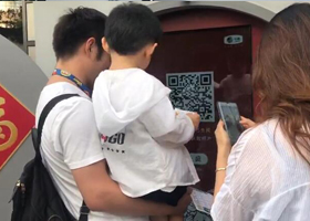 杭州站“幸福時光任意門”，一家三口參與活動