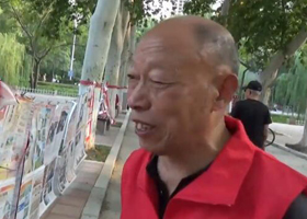 77歲大爺耗時數月自費做200多塊展板在公園展出慶祝新中國七十周年！