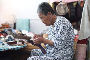 3萬多雙！86歲奶奶十幾年堅持做鞋墊送給部隊官兵