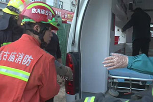 河北邢台：工地塌方工人被埋 消防救助土裡挖人