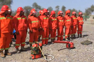 請聽新疆總隊巴州支隊消防員如何為半專業扑火隊授課的