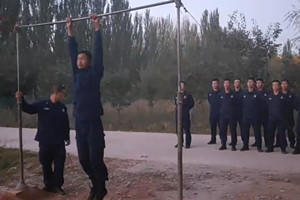 新疆總隊巴州支隊森林消防員的日常生活—看看森林消防員是如何訓練器械的