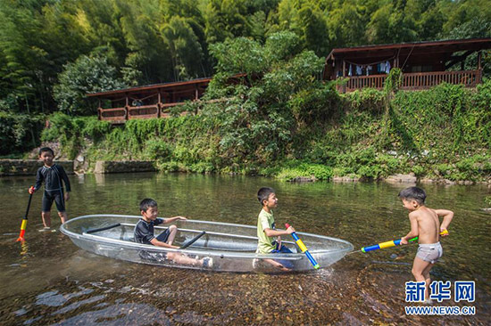 8��25�գ�С�����ڴ�������ִ帽��һ��Ͽ�ȵ�Ϫ����Ϸˮ���»��緢�������㣩