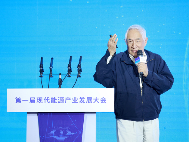 中國工程院院士，清華大學化工系教授金涌發表演講