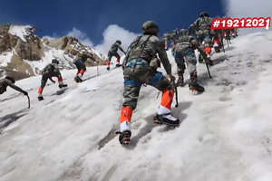 第一視覺看西藏偵察兵攀90度垂直冰川