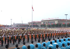 全场齐声高唱中华人民共和国国歌 五星红旗在天安门广场冉冉升起