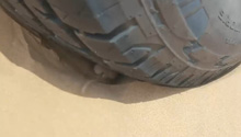 男子玩沙漠越野车时被困住 小沙鼠被迫营业轮胎底挖沙