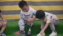 小男孩在幼儿园坦然展示假肢 男子作画记录治愈网友