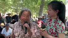80岁大娘清唱《沂蒙山小调》 声音纯净空灵超好听
