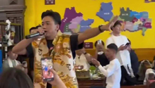 西藏小哥在饭店为顾客献唱 网友：他们怎么都有种野性的帅