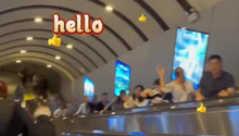 好客中国在这一刻具象化了！中外游客在天门山扶梯上友好互动