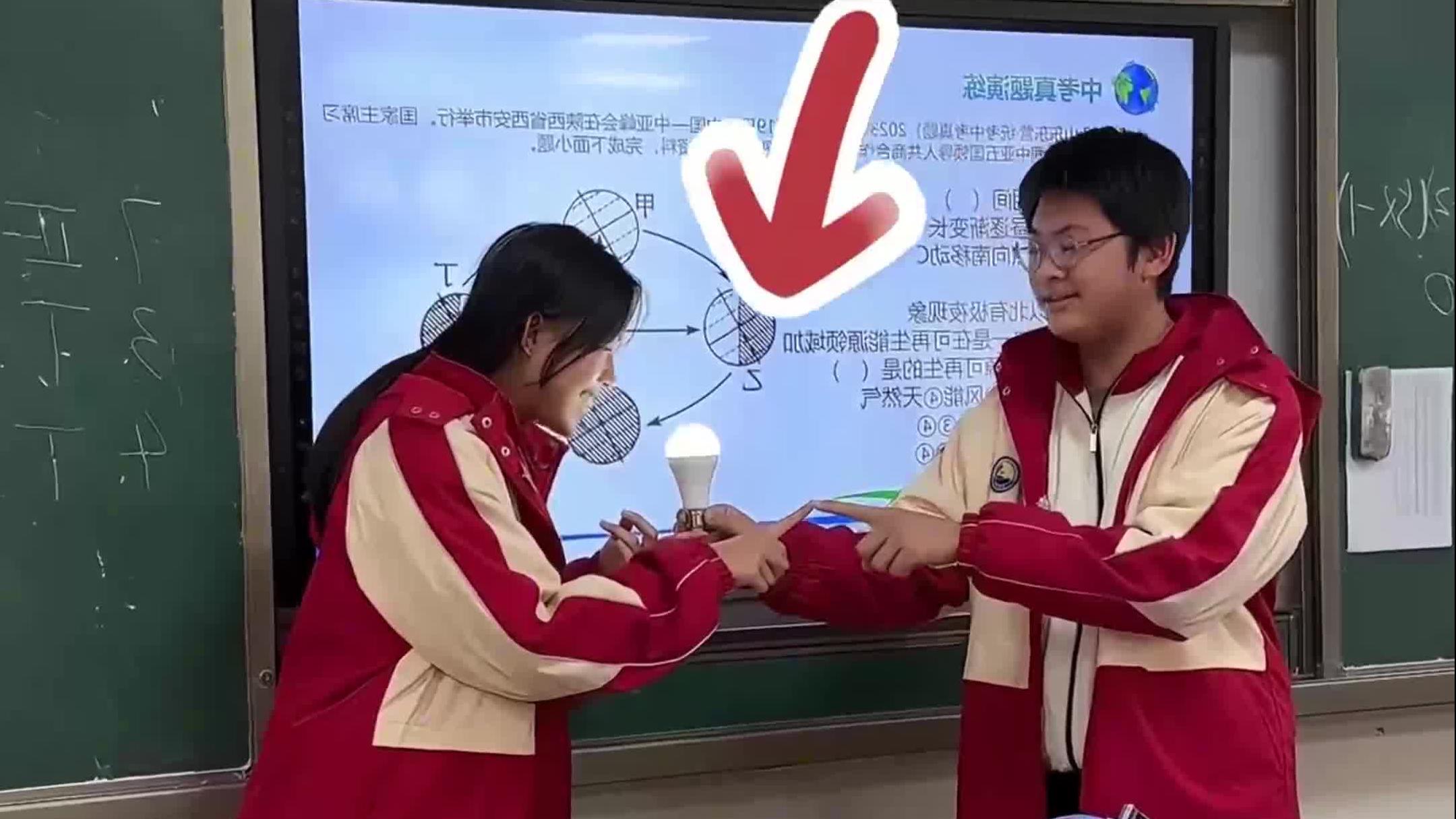 手摩擦后可以让灯泡亮起，你知道是什么原理吗？