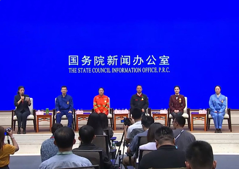 国新办举行“弘扬劳模精神 勇担时代使命”中外记者见面会