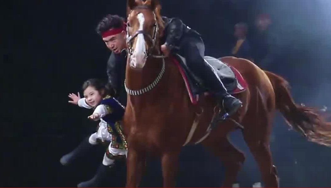 鐵漢老爸單手抱娃策馬奔騰 女兒好像草原上自由張揚的小公主