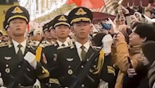 行進時握住槍口以免傷到群眾 這就是中國人民解放軍