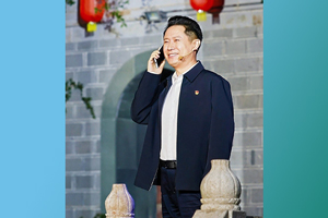"爸爸,你是镇上最大的人吗?""不,爸爸是全镇最小的人。"