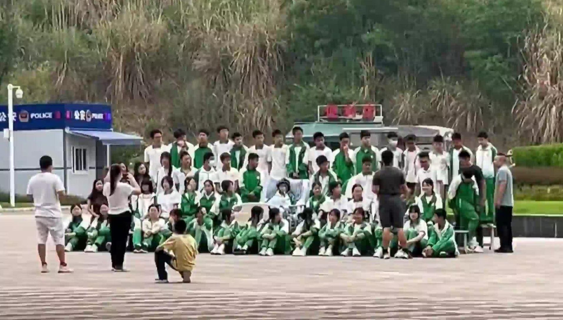 一次特殊的毕业照：全班同学带着板凳赶来，只为一起完成最后的毕业合影