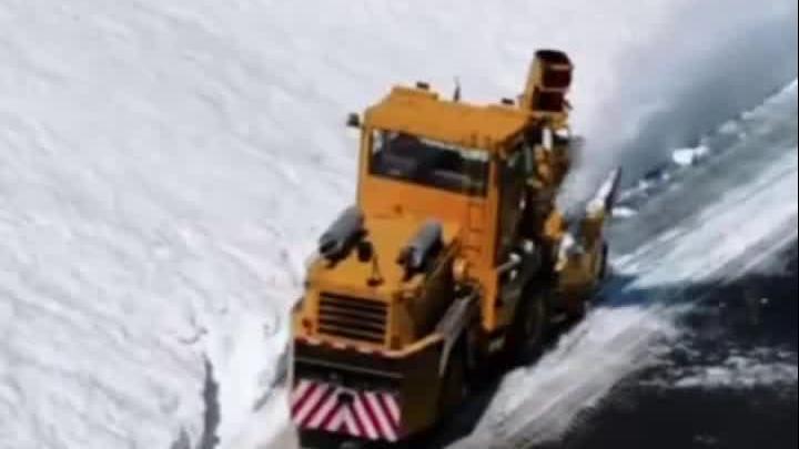 独库公路即将结束“冬眠” 航拍看超解压的清雪现场