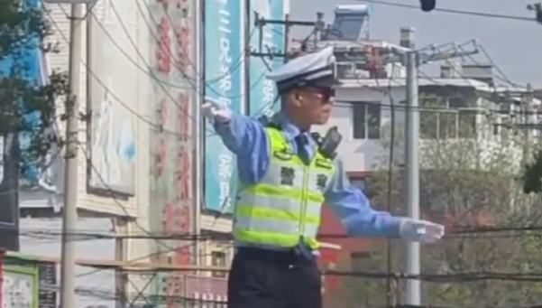 交警早高峰指挥交通动作行云流水