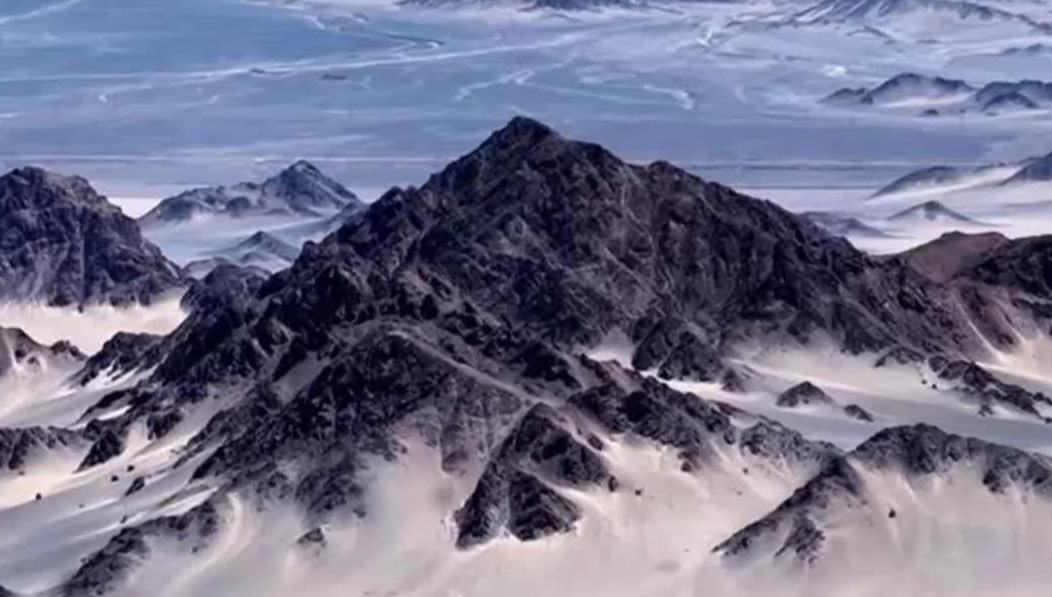 无人机航拍青海黑独山 宛如大地丹青画卷