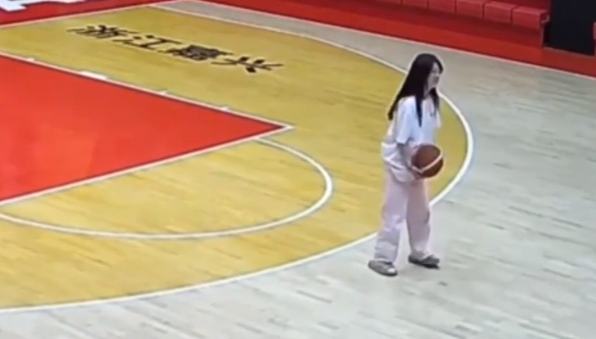 女生背投三分球4進3 一旁熱身的男生們不淡定了