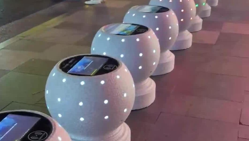 深圳街邊石墩變身無線充電寶 充電時還能看視頻