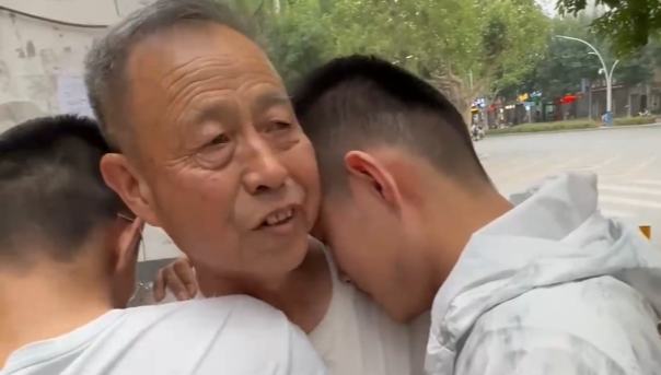 被爷爷一手带大的双胞胎兄弟，走出考场第一时间跪谢养育之恩