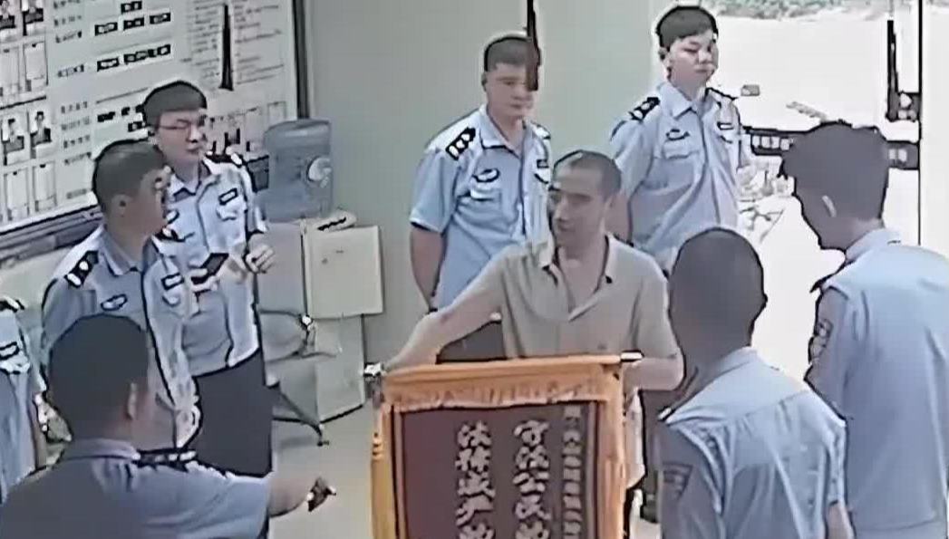“我找国警官！” 群众早上第一时间来送锦旗