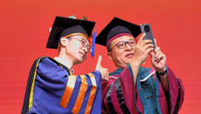 花樣畢業！南科大學子自制“傳送門”學位帽
