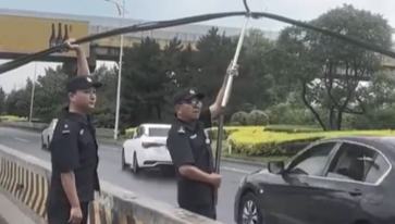 光纜因大雨脫落 民警托舉一小時