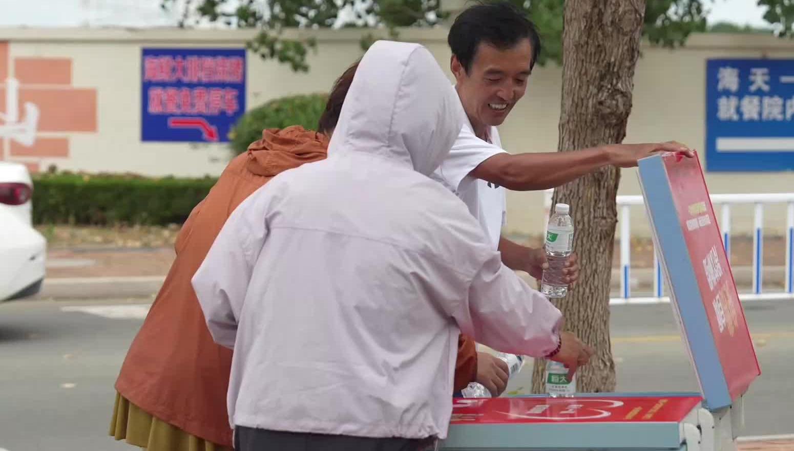 “愛心冰櫃”越拿水越多？日照嵐山這場“補水接力”太暖了