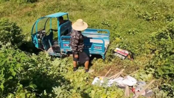 钓鱼路上遇大叔三轮车翻沟里 两位热心钓友帮忙助其脱困