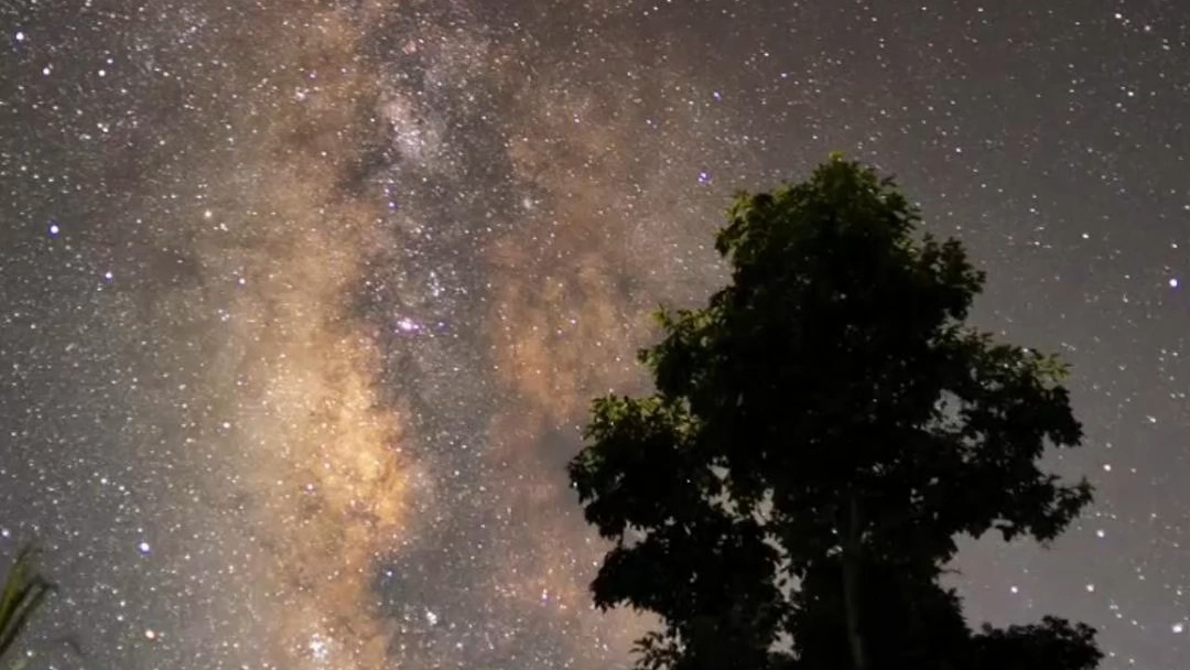 唯美梦幻！延时摄影看云南景东上空星河璀璨